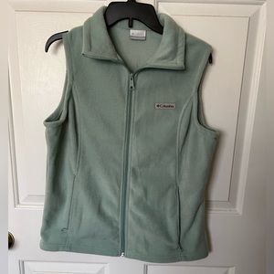 Columbia women’s vest zip front Vest size L fleece